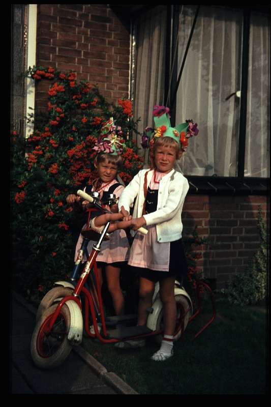18.Delft aug 1968 Brigitte,Marion.JPG